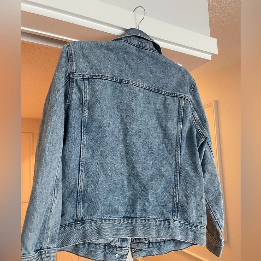 H&M Classic Light Wash Denim Jean Jacket - Picture 8 of 10